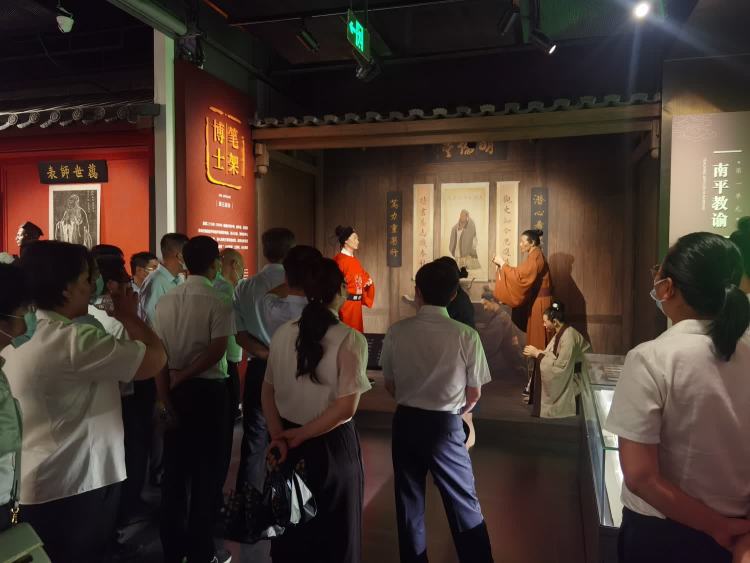 传承海瑞精神 激荡清风正气——英国上市公司365开展“清廉国企 青廉有我”主题党日活动(图5)
