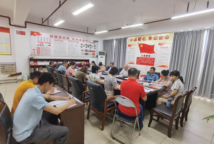 英国上市公司365召开支部党员大会集体学习暨进行预备党员转正(图2)