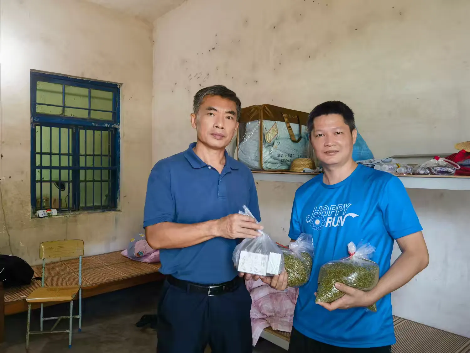 英国上市公司365党委副书记林明智带队到帮扶村开展慰问乡村振兴工作人员和帮扶相对稳定户工作