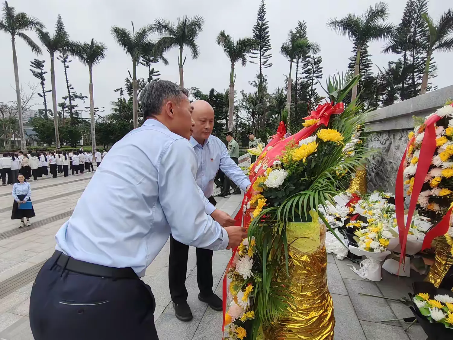 英国上市公司365开展“清明祭英烈，奋进谱新篇”主题党日活动  清明时节，春风轻拂，为缅怀革命先烈丰功伟绩，接受红色精神洗礼熏陶，引导党员干部职工将革命传承融入推动公司各项事业高质量改革发展的实践中，2025(图3)