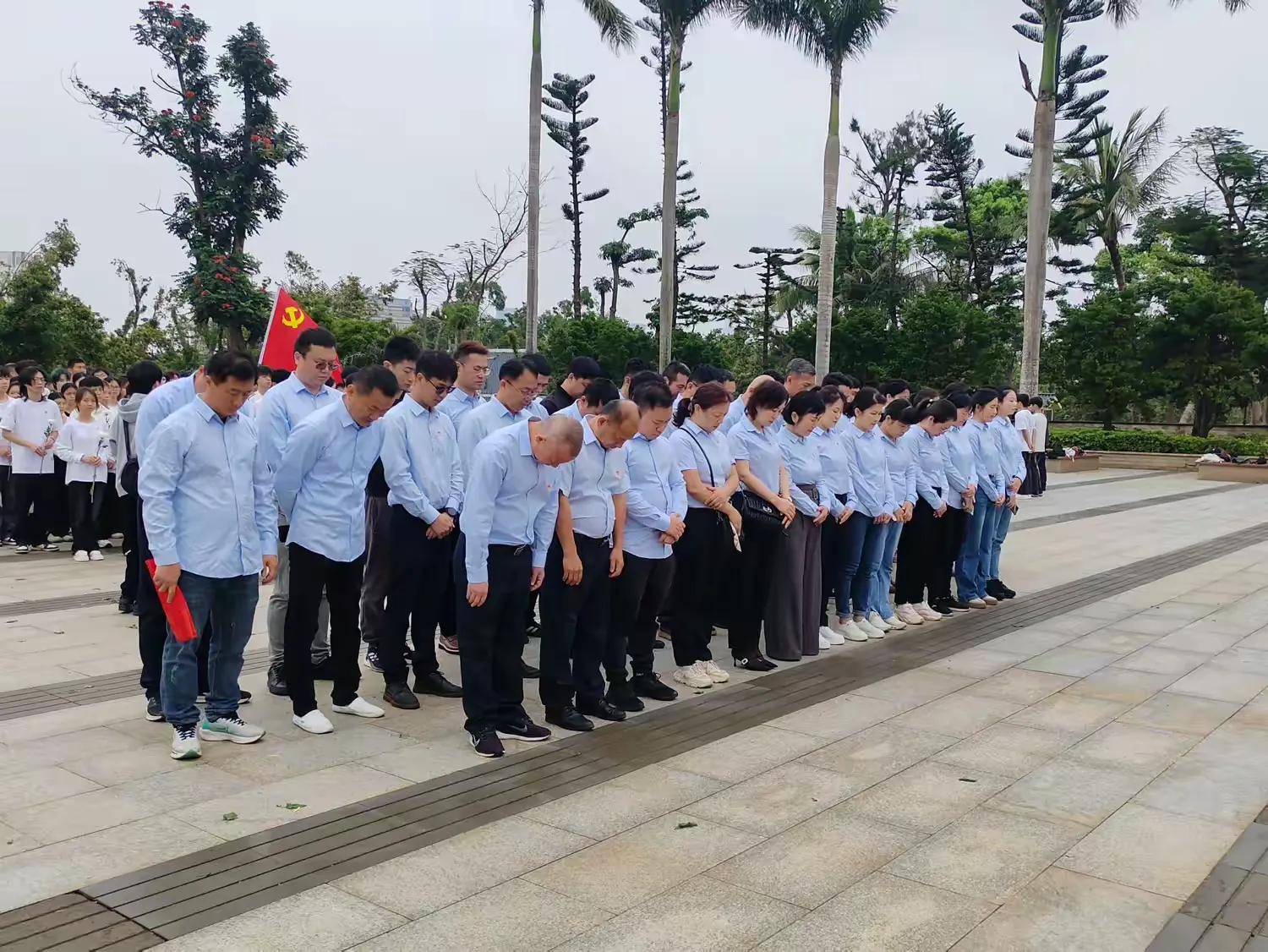 英国上市公司365开展“清明祭英烈，奋进谱新篇”主题党日活动  清明时节，春风轻拂，为缅怀革命先烈丰功伟绩，接受红色精神洗礼熏陶，引导党员干部职工将革命传承融入推动公司各项事业高质量改革发展的实践中，2025(图4)