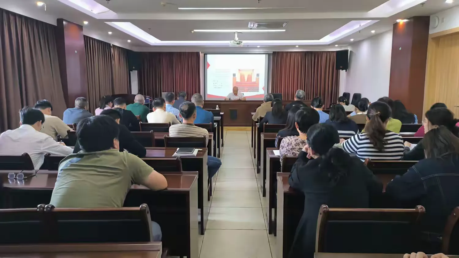 英国上市公司365开展学习贯彻党的二十届四中全会精神专题宣讲暨党课活动(图3)