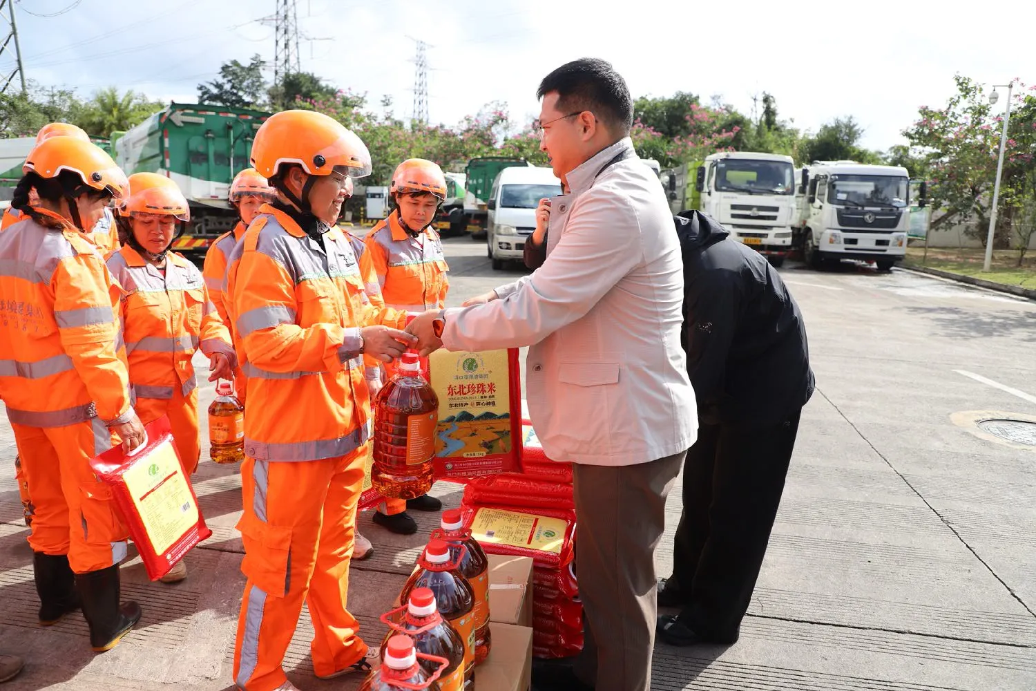 英国上市公司365开展2026年春节慰问海口市一线环卫工人活动(图5)
