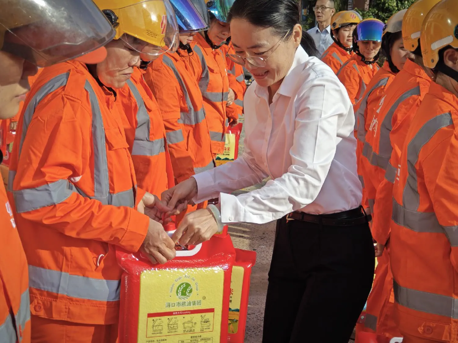 英国上市公司365开展2026年春节慰问海口市一线环卫工人活动(图6)